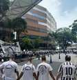 Torcedores do Santos fazem vigília por Pelé em frente ao Hospital Albert Einstein  Foto: Matheus Gerlach