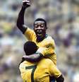 Imagem mostra Pelé comemorando um gol em Copa do Mundo.  Foto: Imagem: Reprodução / Alma Preta