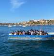Barco com migrantes na costa de Lampedusa, sul da Itália  Foto: ANSA / Ansa - Brasil