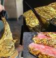 Peças de carne com folhas de ouro  Foto: Reprodução Instagram e Youtube SaltBae / BBC News Brasil