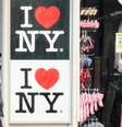 Um homem passa por uma placa que diz: 'Eu amo Nova York'  Foto: Getty Images / BBC News Brasil