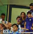 Antonella dá bronca em Mateo durante jogo da Argentina  Foto: Molly Darlington / Reuters
