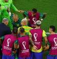 Tite e jogadoes comemoram gol de Richarlison durante jogo contra Coreia do Sul nesta segunda-feira, 5.  Foto: REUTERS