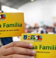 Beneficiários exibem cartões do Bolsa Família.  Foto: Agência Brasil (20/10/2010) / Estadão
