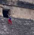 Um turista subiu e dançar no topo da pirâmide mexicana considerada uma das novas 'Sete Maravilhas do Mundo'  Foto: tiktok.com/@angelalopeze / BBC News Brasil