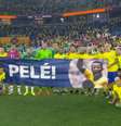 Jogadores da Seleção Brasileira seguram faixa com foto do Pelé  Foto: Reprodução/TV Globo