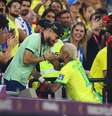 Neymar abraça Alex Telles, que está fora da Copa, após gol de pênalti  Foto: REUTERS/Carl Recine