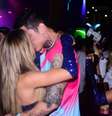Farofa da Gkay: Gabi Martins beijou Lincoln Lau em show.  Foto: AGNews / Purepeople