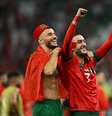 Hakim Ziyech e Romain Saiss celebram vitória do Marrocos diante da Espanha  Foto: Reuters