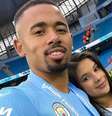 Gabriel Jesus passa por cirurgia no joelho e ganha homenagem da namorada.  Foto: Reprodução, Instagram / Purepeople