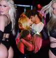 Ex de Éder Militão, Karoline Lima beija muito na farofa da Gkay. Confira fotos!.  Foto: AGNews / Purepeople