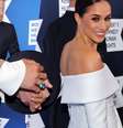 Vestido branco minimalista e anel de Diana: detalhes do look de Meghan Markle para gala em NY.  Foto: Getty Images / Purepeople