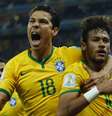 Hernanes (à esquerda) e Neymar comemoram o segundo gol do camisa dez na partida  Foto: IVAN ALVARADO / REUTERS