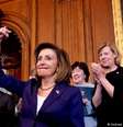Em um dos seus últimos atos de liderança na Câmara dos Representantes, Nancy Pelosi se emocionou ao assinar o projeto de lei  Foto: DW / Deutsche Welle