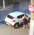 Câmera de segurança registrou o passageiro com a cadela-guia tentando entrar no carro da Uber  Foto: Reprodução