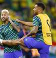Neymar e Danilo em aquecimento antes do jogo contra a Croácia   Foto: REUTERS/Suhaib Salem