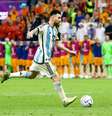 Na etapa de cobrança de pênalti, Messi é o primeiro a bater e marca para a Argentina nesta sexta-feira, 9, em jogo contra a Holanda pelas quartas de final da Copa do Catar.   Foto: Bernadett Szabo  / Reuters