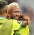 Neymar é consolado após Brasil perder nas quartas-de-final  Foto: Matthew Ashton - AMA/Getty Images / BBC News Brasil