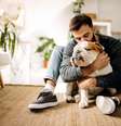 Meditar pode ser uma alternativa de relaxamento para tutor e pet  Foto: Getty Images