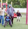 Perto da sua casa, tem alguma praça com brinquedos que uma criança com deficiência física consiga brincar?  Foto: Reprodução/iStock