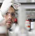 Cientista em laboratório  Foto: Getty Images / BBC News Brasil