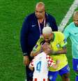 Neymar abraça Leo, filho de Ivan Perisic  Foto: Reuters/Lee Smith