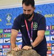 Assessor da CBF ergueu o gato pela pele e jogou ao chão durante coletiva  Foto: Reprodução