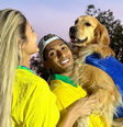 Raphinha ao lado da esposa, Natália, e do cachorro de estimação  Foto: Reprodução/Instagram