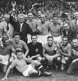Pozzo ergue a taça Jules Rimet após a vitória da Itália na Copa do Mundo de 1938  Foto: Getty Images / BBC News Brasil