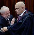 Presidente eleito Luiz Inácio Lula da Silva (PT) abraça Alexandre de Moraes, presidente do TSE, durante cerimônia de diplomação  Foto: REUTERS/Ueslei Marcelino