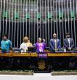 Imagem mostra mesa do plenário da Câmara composta apenas por pessoas negras em sessão que homenageou o Dia da Consciência Negra.  Foto: Imagem: Pablo Valadares/Câmara dos Deputados / Alma Preta
