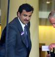 O emir do Catar,Tamim bin Hamad al Thani, em 2014, com o então príncipe Charles (atual rei Charles 3º)  Foto: Getty Images / BBC News Brasil