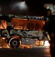 Policial próximo a ônibus incendiado na capital federal  Foto: Ueslei Marcelino
