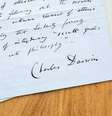 Era incomum para Darwin usar sua assinatura completa em documentos  Foto: SOTHEBY'S / BBC News Brasil