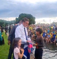Bolsonaro com o filho de Serere Xavante  Foto: Reprodução