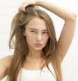 Saiba os riscos de usar shampoo a seco com frequência  Foto: Shutterstock / Alto Astral