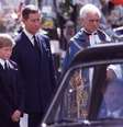 Ao lado do tio, o conde Spencer e do pai, o agora rei Charles, William e Harry caminharam atrás do caixão da princesa Diana em seu funeral em 1997  Foto: BBC News Brasil