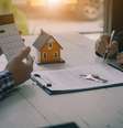 A vontade de comprar roupa para a virada do ano é grande, mas lembre-se que os reajustes 2023 vêm aí.  Foto: iStock