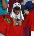 Pequeno torcedor do Marrocos com o mascote da Copa do Mundo, La'eeb.  Foto: REUTERS/Paul Childs