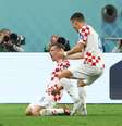 Mislav Orsic, da Croácia, comemora com Ivan Perisic o segundo gol da Croácia na vitória por 2 a 1 sobre Marrocos  Foto: REUTERS/Molly Darlington