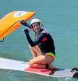 Sempre que a agenda permite, Cris Dias corre para o mar e se diverte com esportes aquáticos  Foto: Divulgação