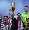 Argentina levanta a taça de campeã de 2022  Foto: REUTERS/Carl Recine