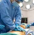 A reanimação cardiopulmonar é uma manobra de emergência que consiste na aplicação de pressão rítmica sobre o peito de uma pessoa que sofreu uma parada cardiorrespiratória  Foto: Getty Images / BBC News Brasil