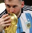 Lionel Messi beija a Copa do Mundo ao receber o prêmio de melhor jogador do torneio  Foto: DW / Deutsche Welle