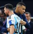 Lionel Messi e Kylian Mbappe se abraçam antes de início da partida pela Copa do Mundo de 2022  Foto: REUTERS/Lee Smith