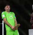 Emiliano Martínez, goleiro da seleção argentina, comemora ao receber o "Luva de Ouro", prêmio de melhor goleiro da Copa do Catar, concedido pela Fifa.   Foto: Carl Recine / Reuters