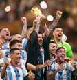 Messi ergueu a taça da Copa do Mundo usando um manto conhecido como bisht, acessório que é um símbolo da realeza no Catar.  Foto: Hannah Mckay / Reuters