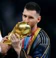 Messi beija o troféu da Copa do Mundo   Foto: Hannah Mckay / Reuters