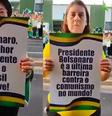 Bolsonaristas fazem 'procissão' em frente a quartel com cartazes pedindo que Bolsonaro dê um golpe  Foto: Reprodução