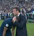 Macron abraça Mbappé após derrota da França   Foto: Reprodução